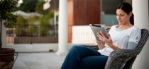 Девушка управляет светом с iPad